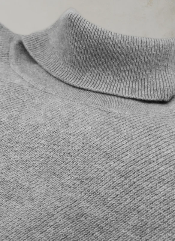 Simple Solid Color Men's St. Moritz Turtleneck Sweater in Dove Grey