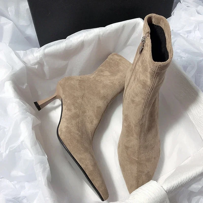 Refreshing Design Dove Short Suede Statement Ankle Boots