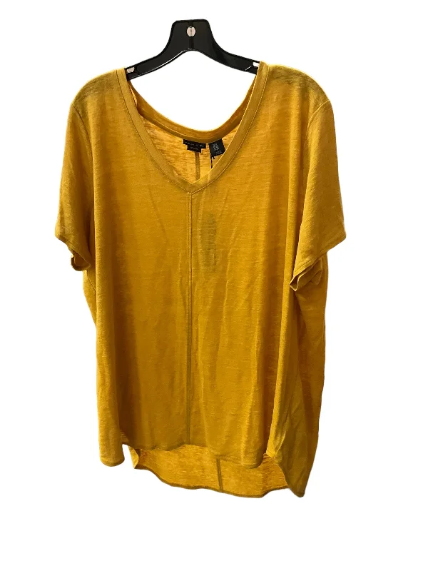 Stylish Casuals Top Short Sleeve Designer By Tahari In Mustard, Size: 1x